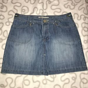 Denim mini skirt with shorts and pockets.